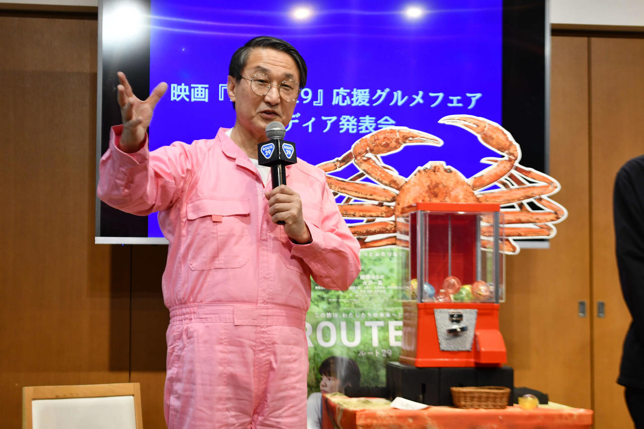 「映画『ルート29』応援グルメフェア　メディア発表会」で先頭に立ってロケ先の鳥取県を売り込んだ平井伸治知事