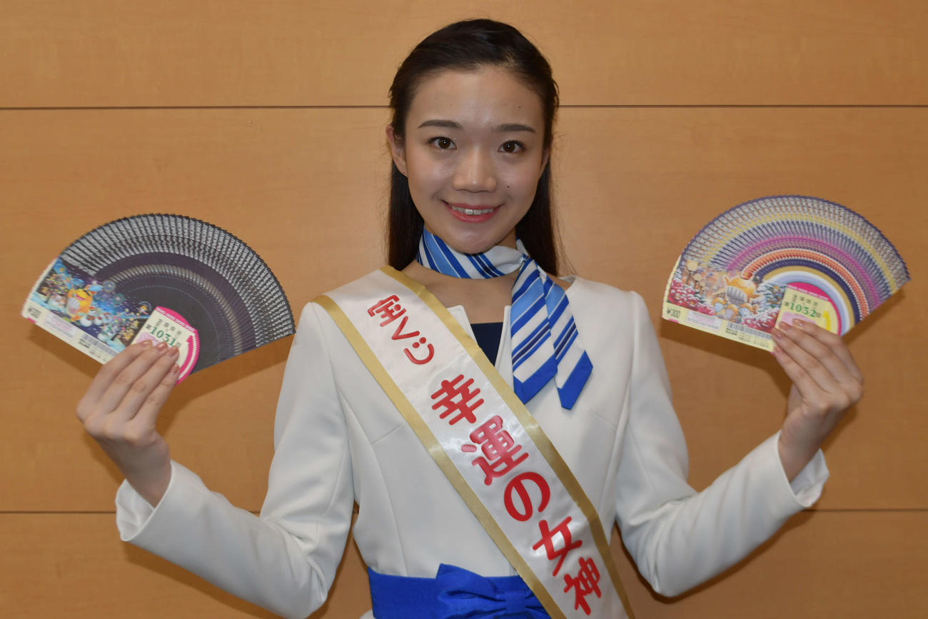 「年末ジャンボ宝くじ」と「年末ジャンボミニ」のPRに訪れた「令和6年度宝くじ『幸運の女神』」の出井伶奈さん