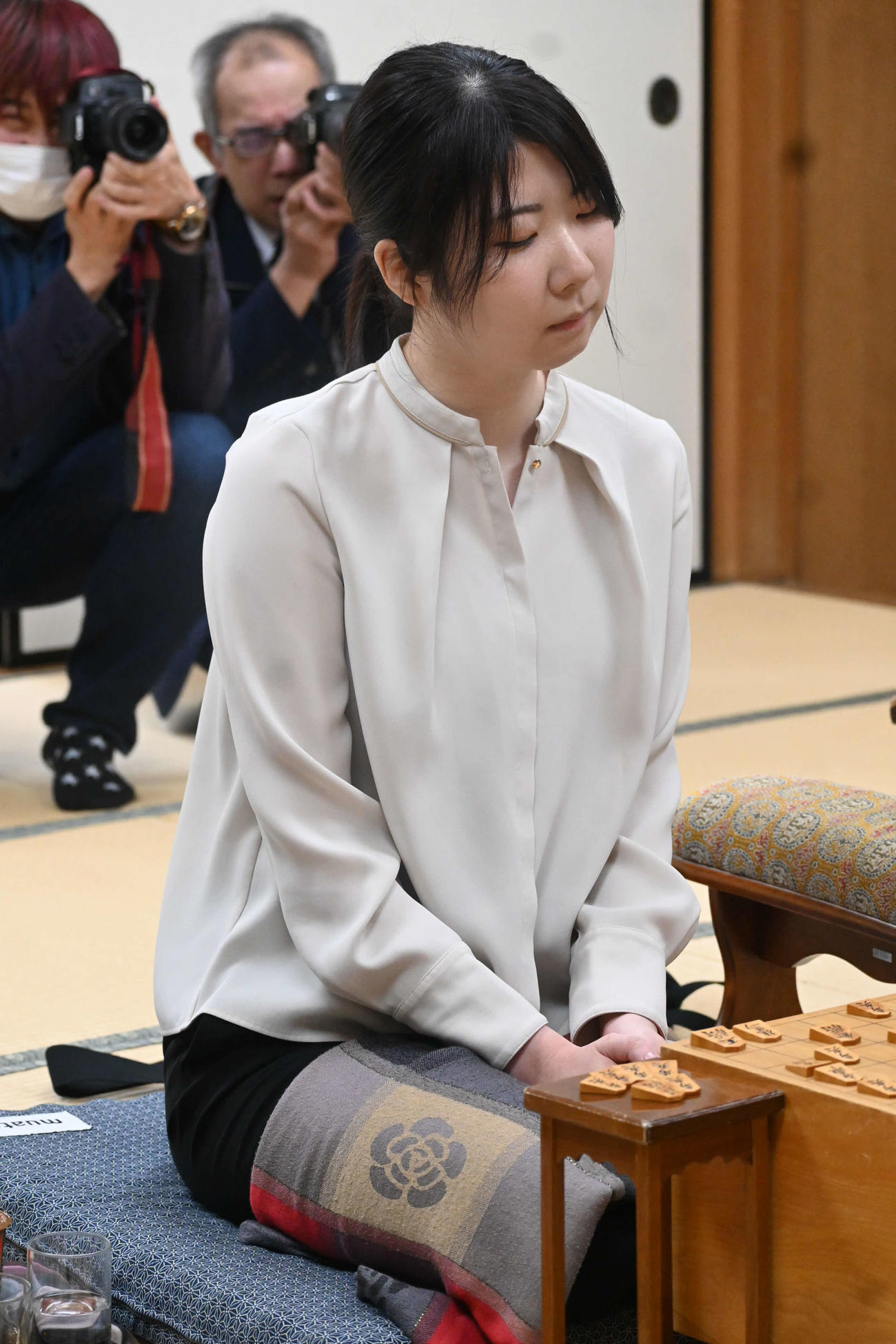 終局後、インタビューに応じる西山朋佳女流3冠（撮影・松浦隆司）