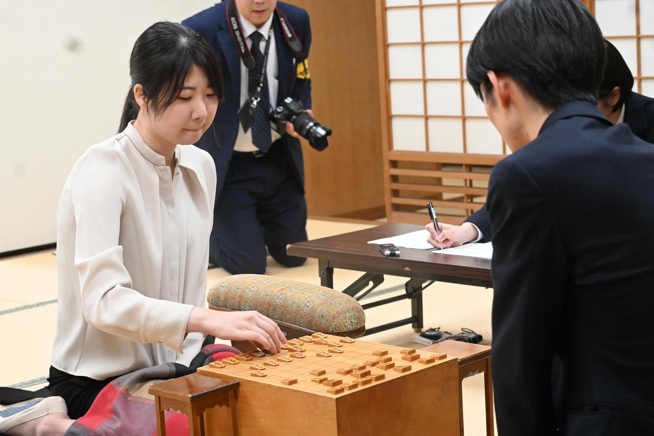 終局後、感想戦を行う西山朋佳女流3冠（撮影・松浦隆司）