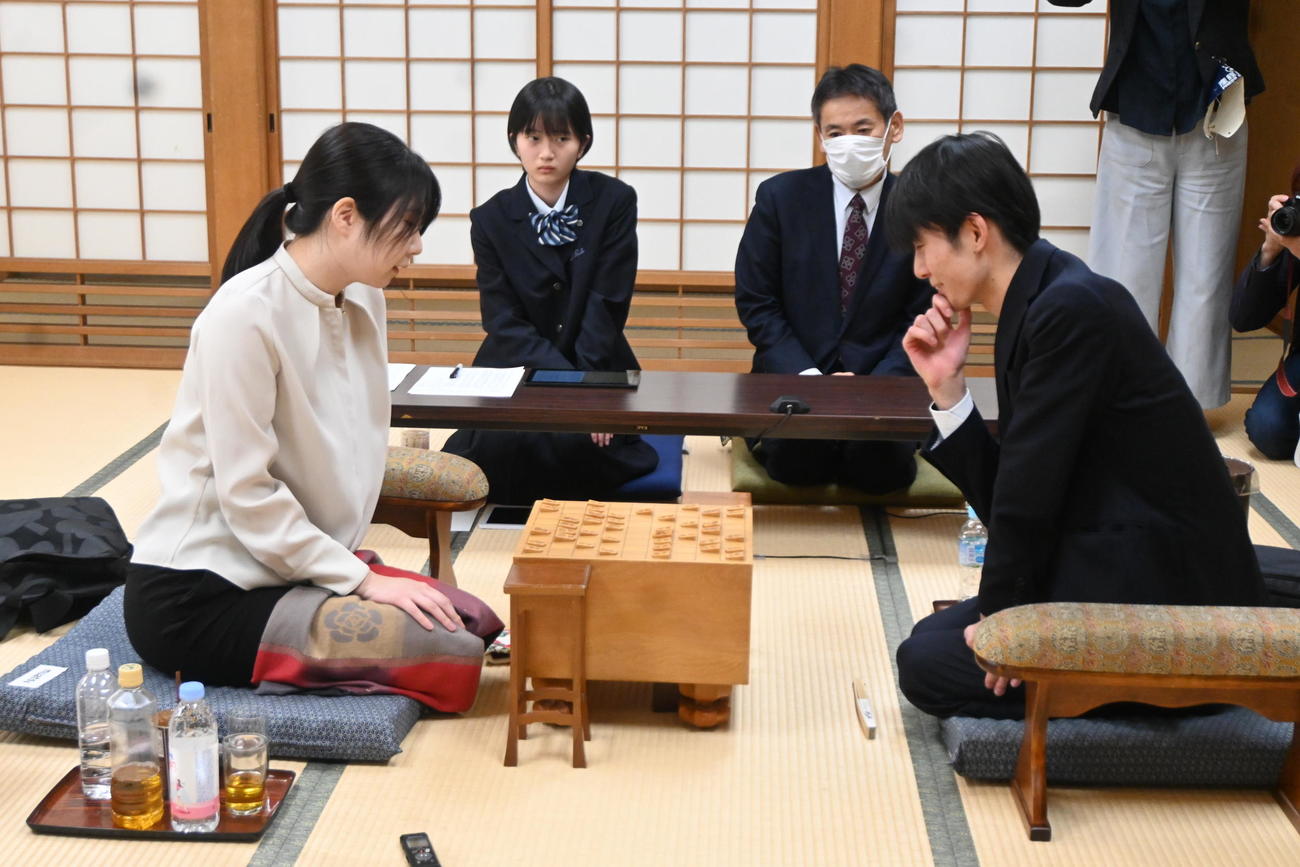 終局後、感想戦を行う西山朋佳女流3冠（左）上野裕寿四段（撮影・松浦隆司）