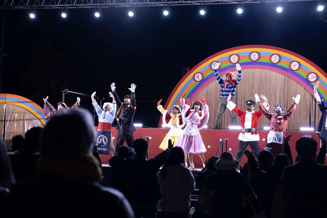 西武園ゆうえんちで8日から始まった「夕日の丘ライブ！　ウィンター・カラフルパーティ」
