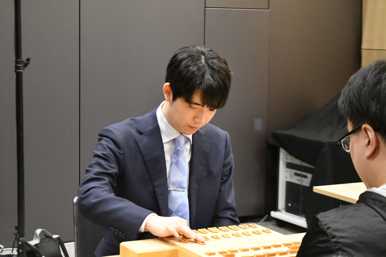 国際将棋トーナメント優勝者の許諾さんと角落ちで記念対局を行った藤井聡太7冠