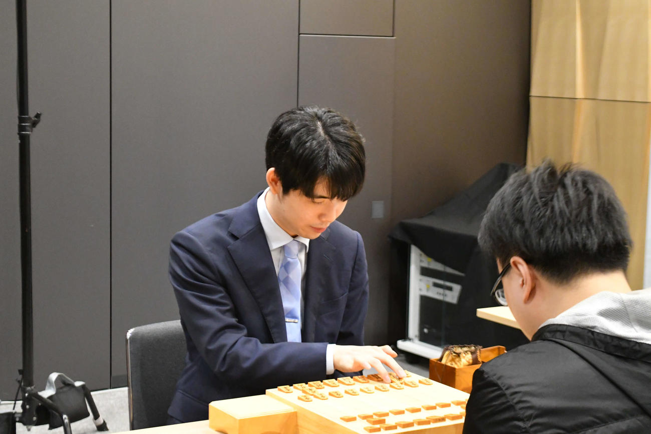国際将棋トーナメント優勝者の許諾さんに角を落として記念対局を行った藤井聡太7冠