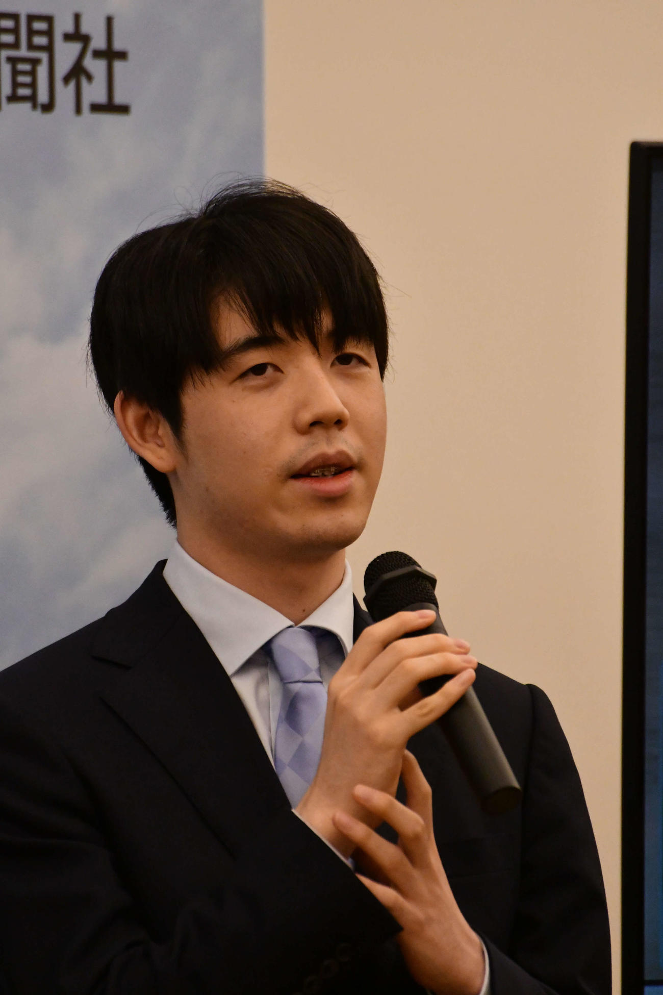 記念対局終了後に大盤解説会場で指し手を振り返る藤井聡太7冠