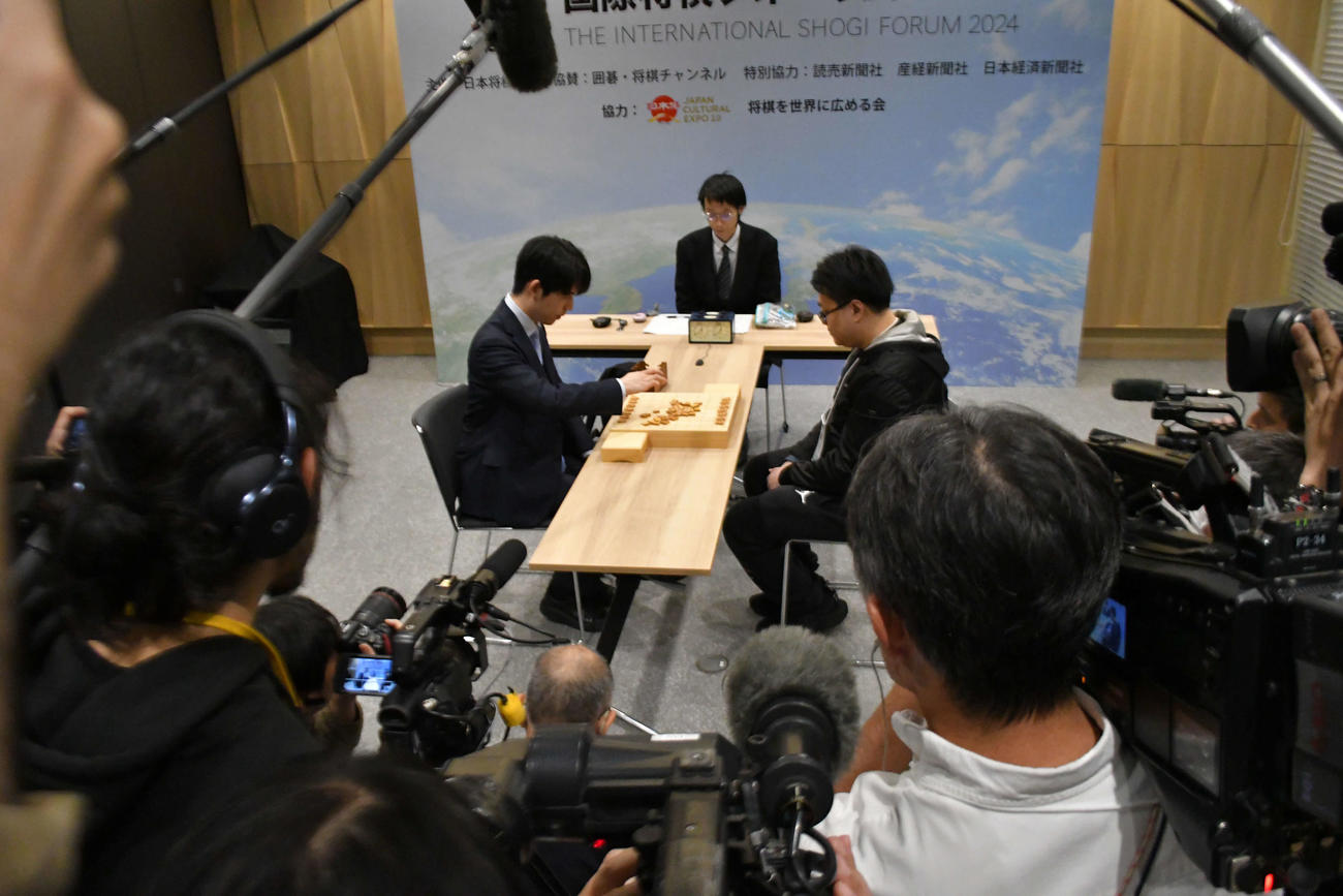 国際将棋トーナメント優勝者の許諾さん（右）と記念対局を行った藤井聡太7冠