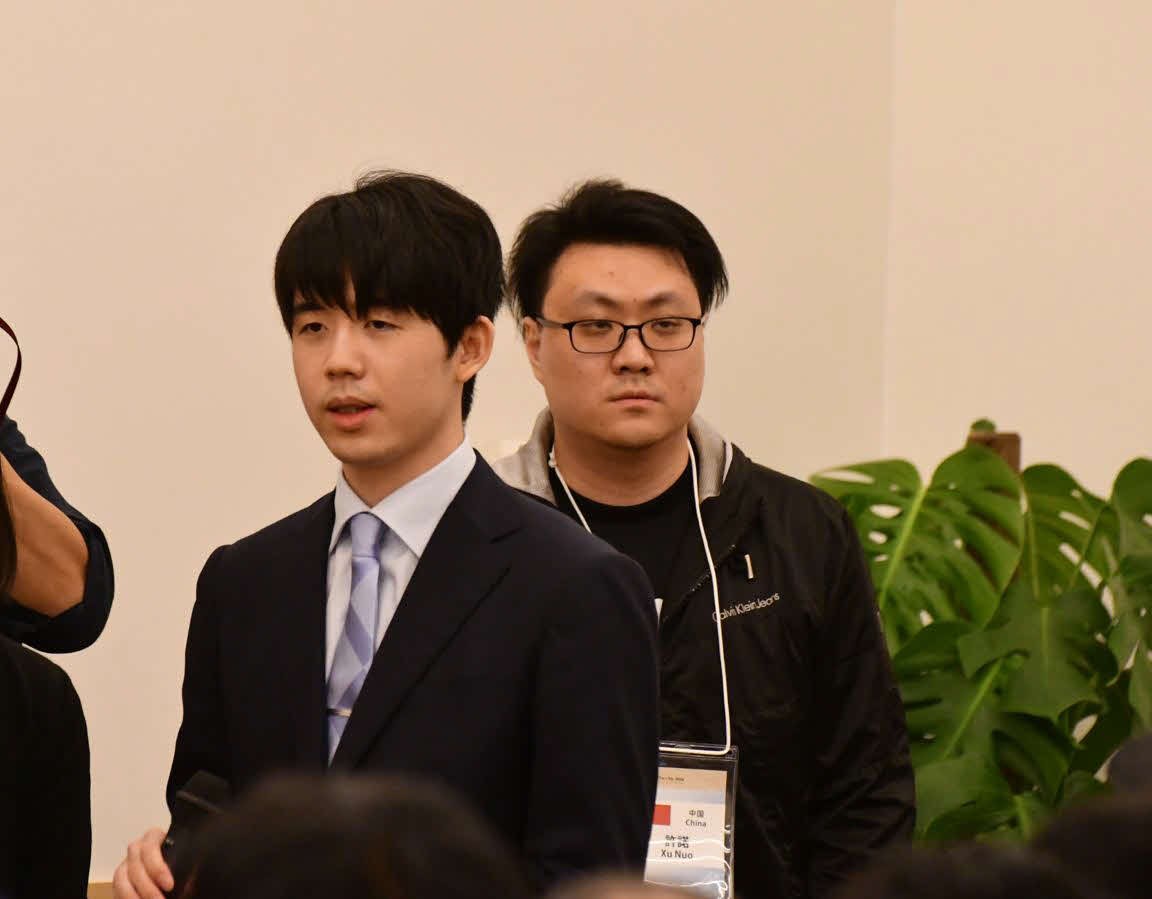 藤井聡太7冠（左）と許諾さん（右）は記念対局終了後に大盤解説場に姿を見せる