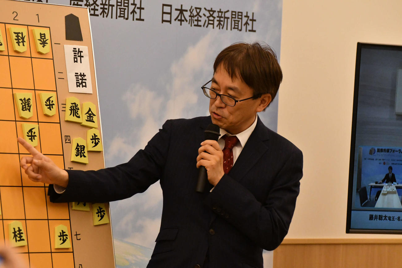藤井聡太7冠対許諾さんの記念対局の大盤解説役を務めた日本将棋連盟会長の羽生善治九段