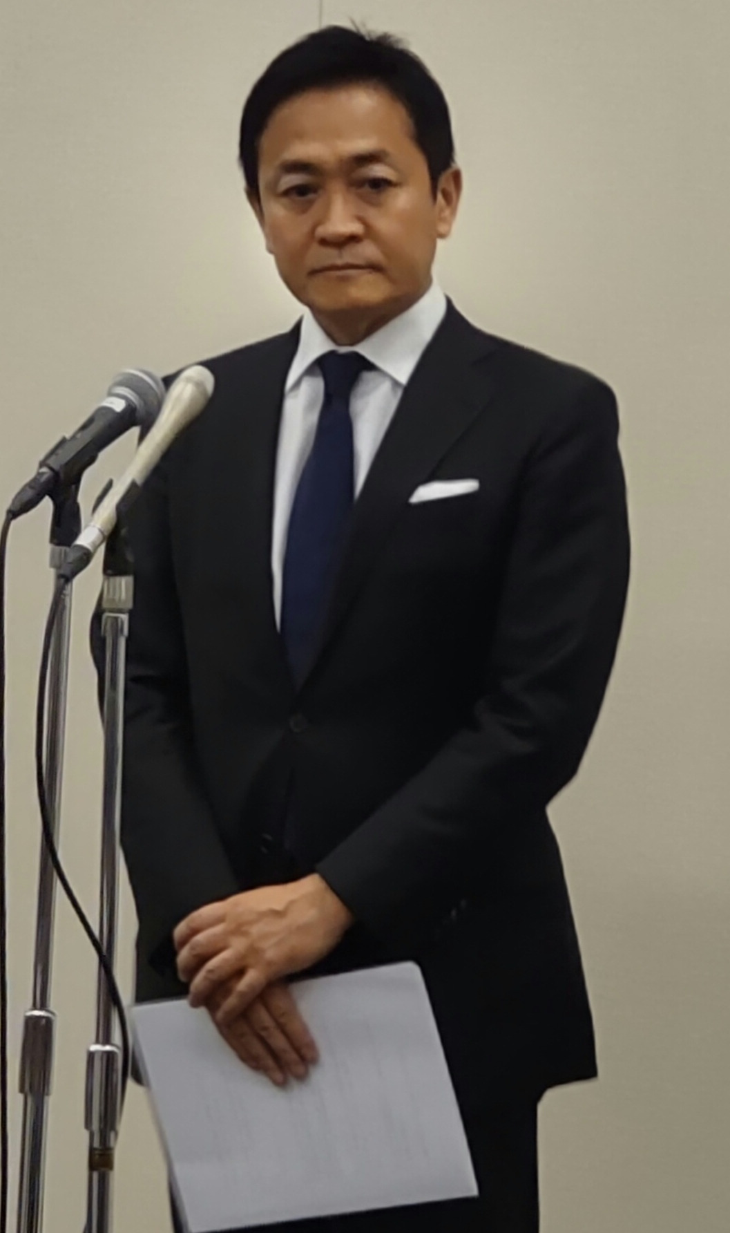 不倫報道を受け、神妙な表情で会見する国民民主党・玉木雄一郎代表
