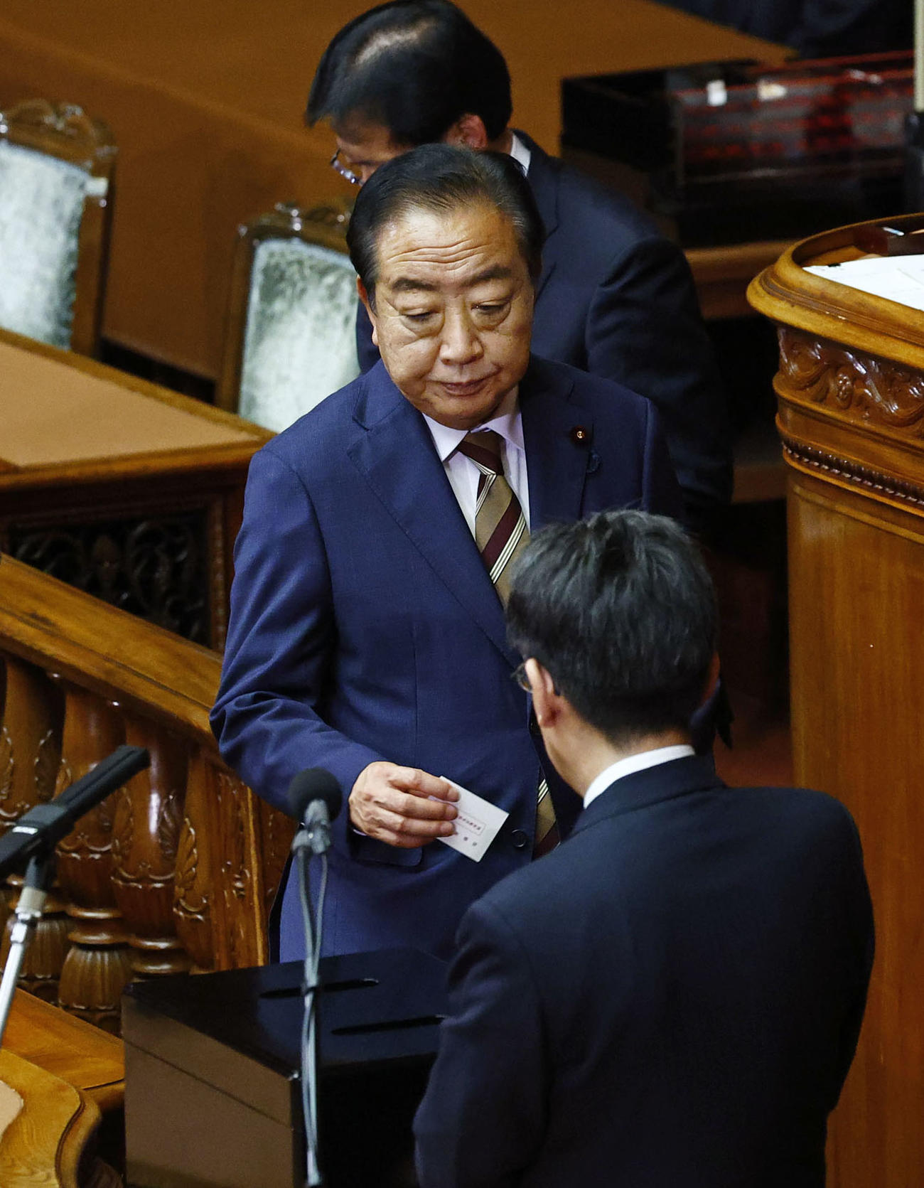 衆院本会議の首相指名選挙で投票する立憲民主党の野田佳彦代表（共同）