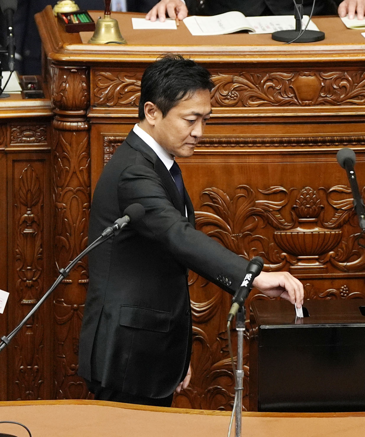 衆院本会議の首相指名選挙で投票する国民民主党の玉木雄一郎代表（共同）