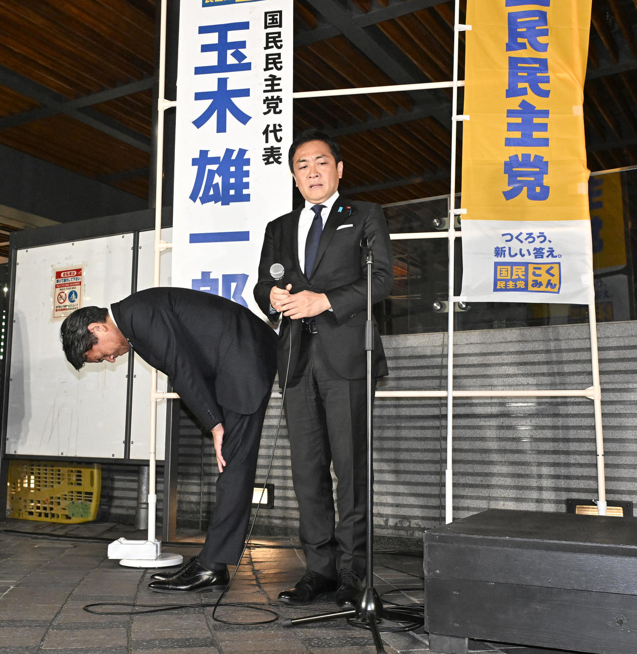 不倫スキャンダルについて聴衆に謝罪し、神妙な面持ちで街頭演説を終えた国民民主党の玉木代表。左は榛葉幹事長（撮影・千葉一成）