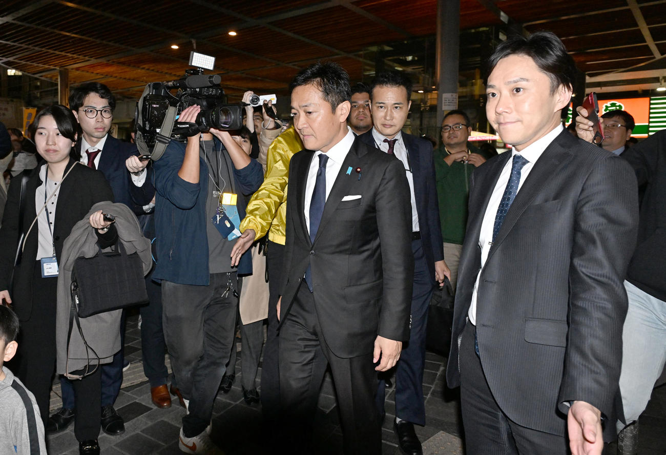 街頭演説を終え、神妙な面持ちで会場を後にする国民民主党の玉木代表（中央）（撮影・千葉一成）