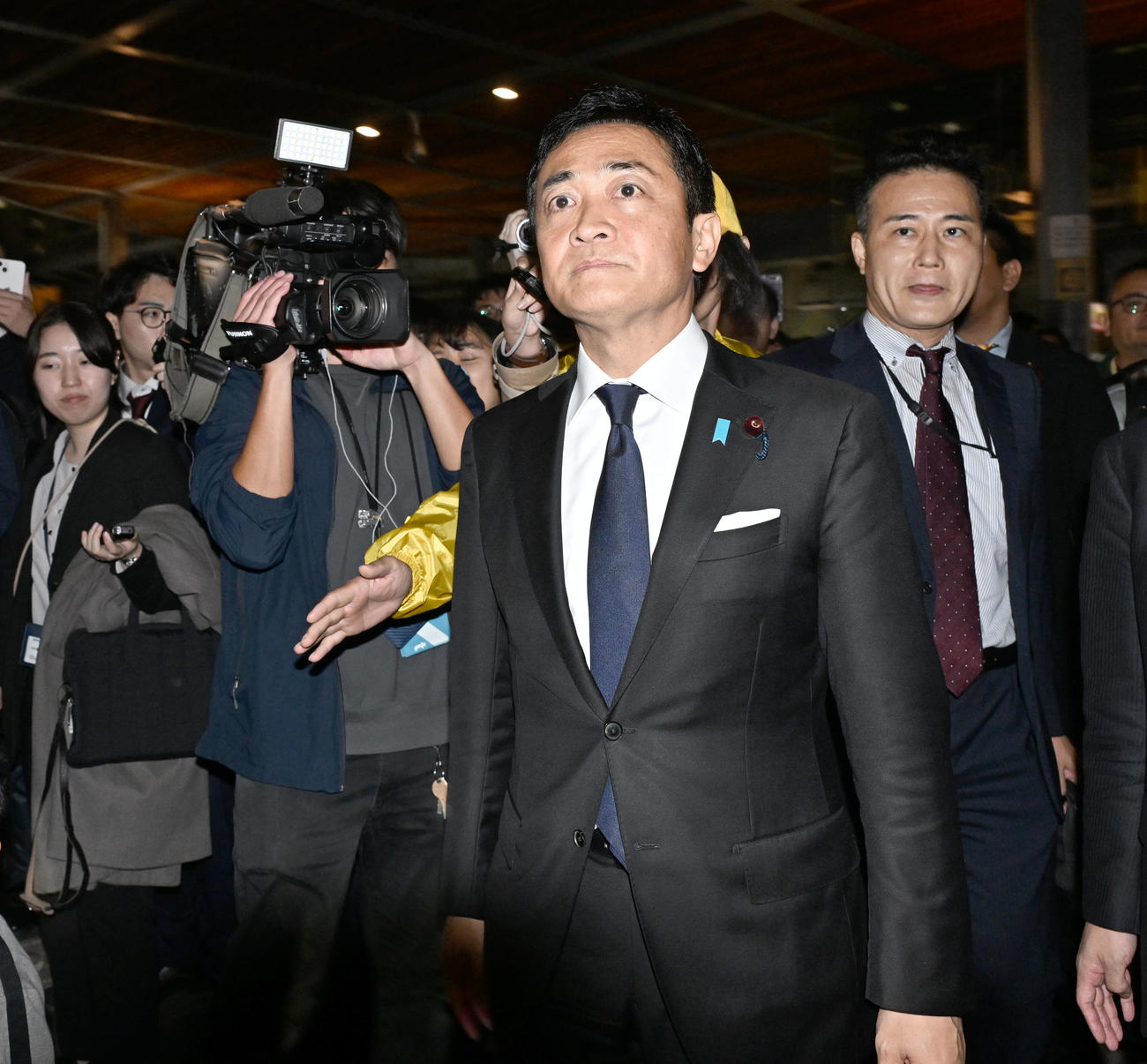 街頭演説を終え、神妙な面持ちで会場を後にする国民民主党の玉木雄一郎代表（撮影・千葉一成）