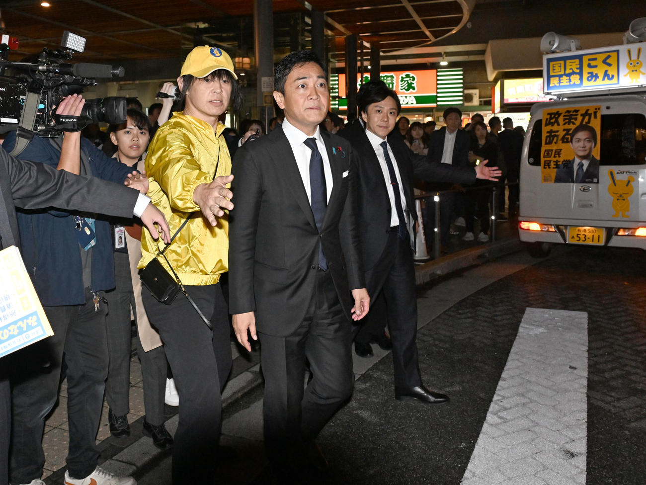 街頭演説を終え、神妙な面持ちで会場を後にする国民民主党の玉木代表（中央）（撮影・千葉一成）