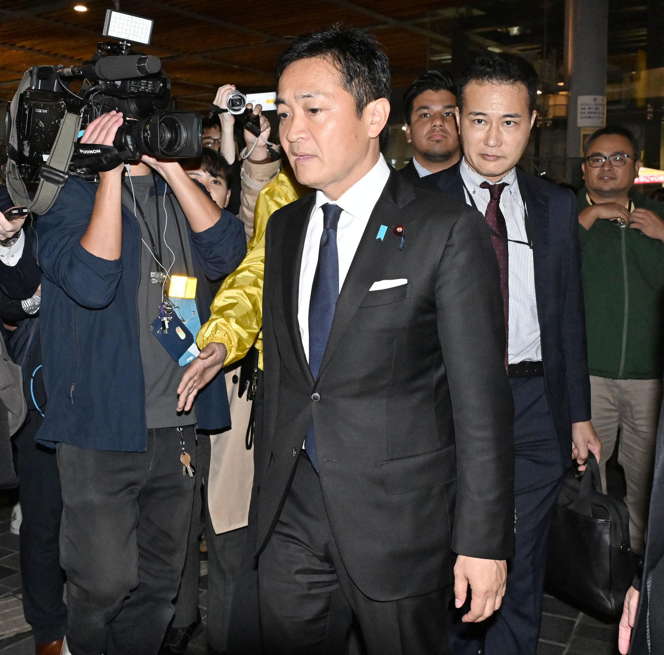 街頭演説を終え、神妙な面持ちで会場を後にする国民民主党の玉木代表（撮影・千葉一成）