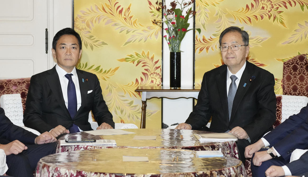 会談に臨む公明党の斉藤鉄夫代表（右）と国民民主党の玉木雄一郎代表（共同）