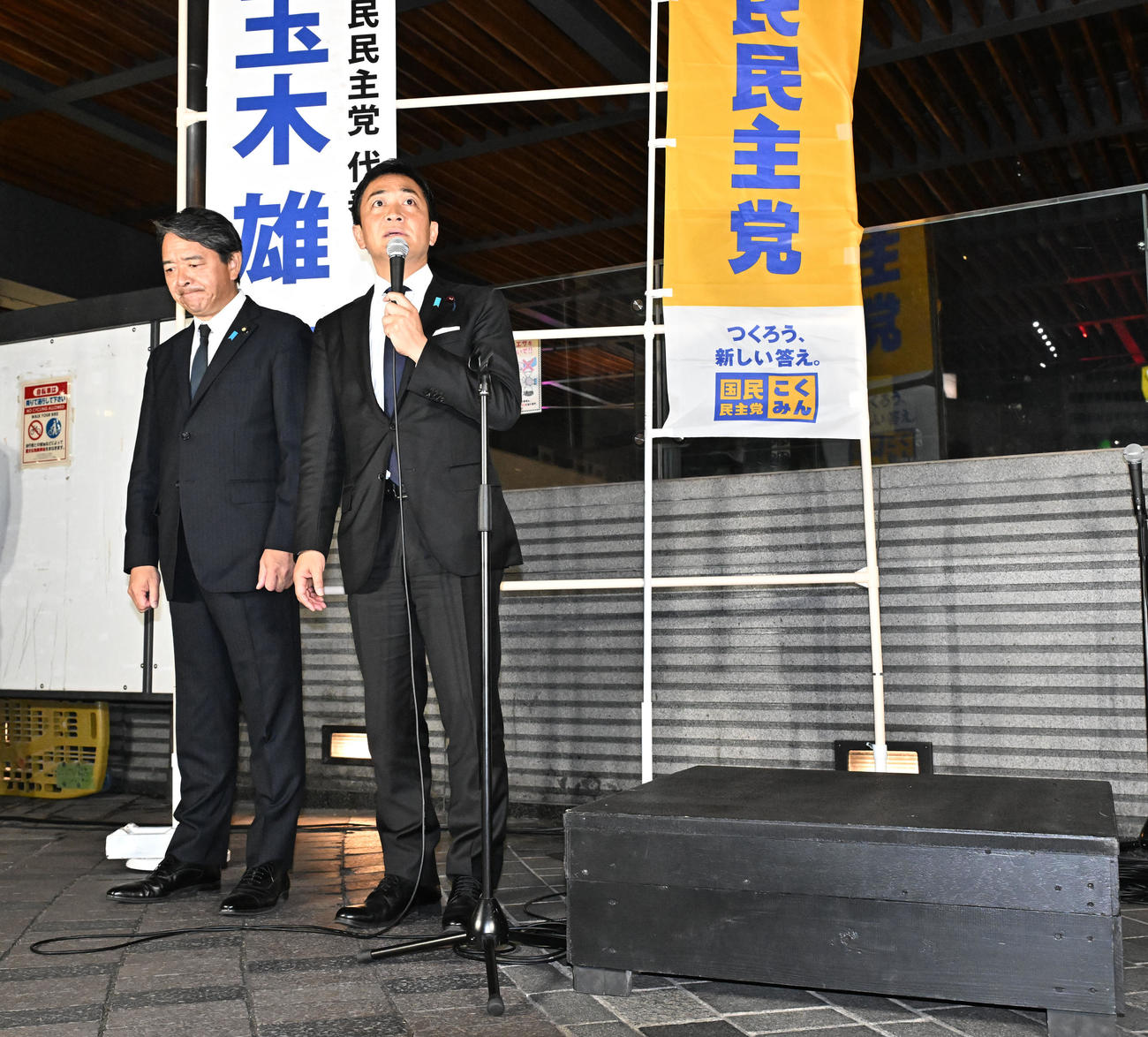 壇上には上がらず街頭演する国民民主党の玉木代表。左は榛幹事長（撮影・千葉一成）