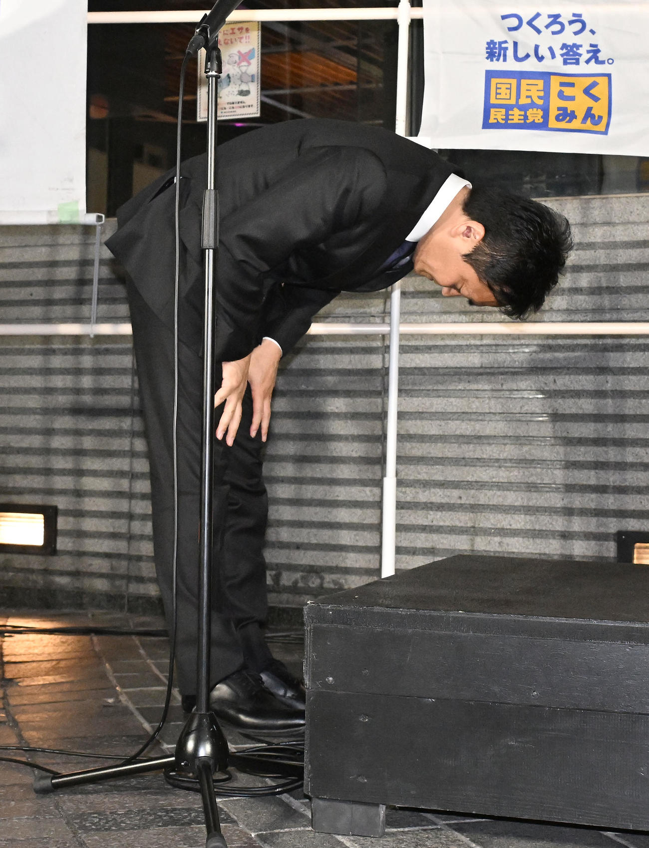 街頭演説で、不倫スキャンダルについて聴衆に向かって深々と頭を下げる国民民主党の玉木雄一郎代表（撮影・千葉一成）