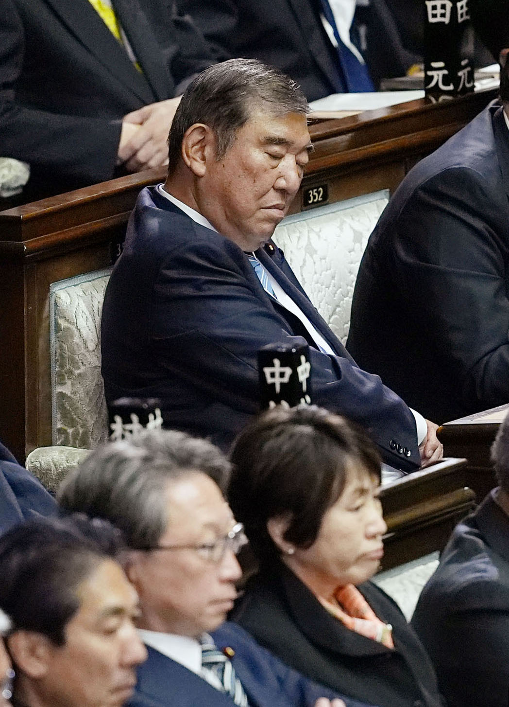 首相指名選挙の1回目の投票時に自席で目をつぶる石破茂首相