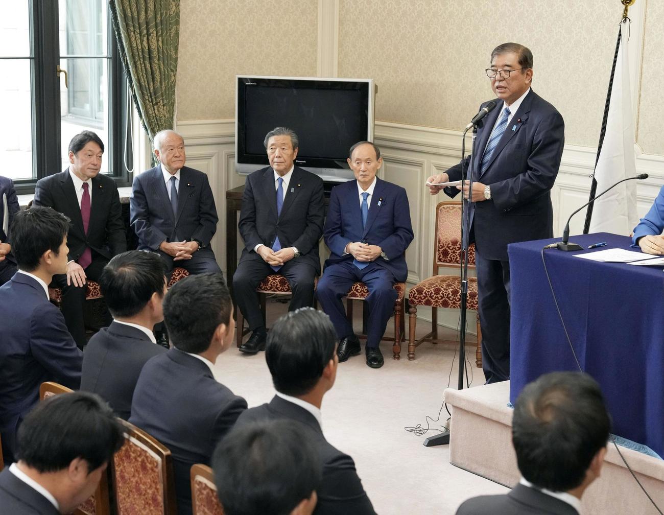 自民党の両院議員総会で発言する石破茂首相（右端）（共同）