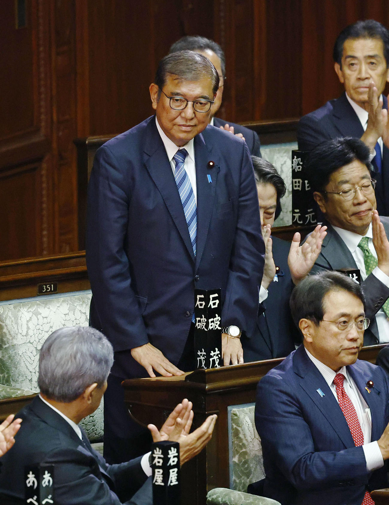 衆院本会議で第103代首相に指名され、起立する自民党の石破茂総裁（共同）
