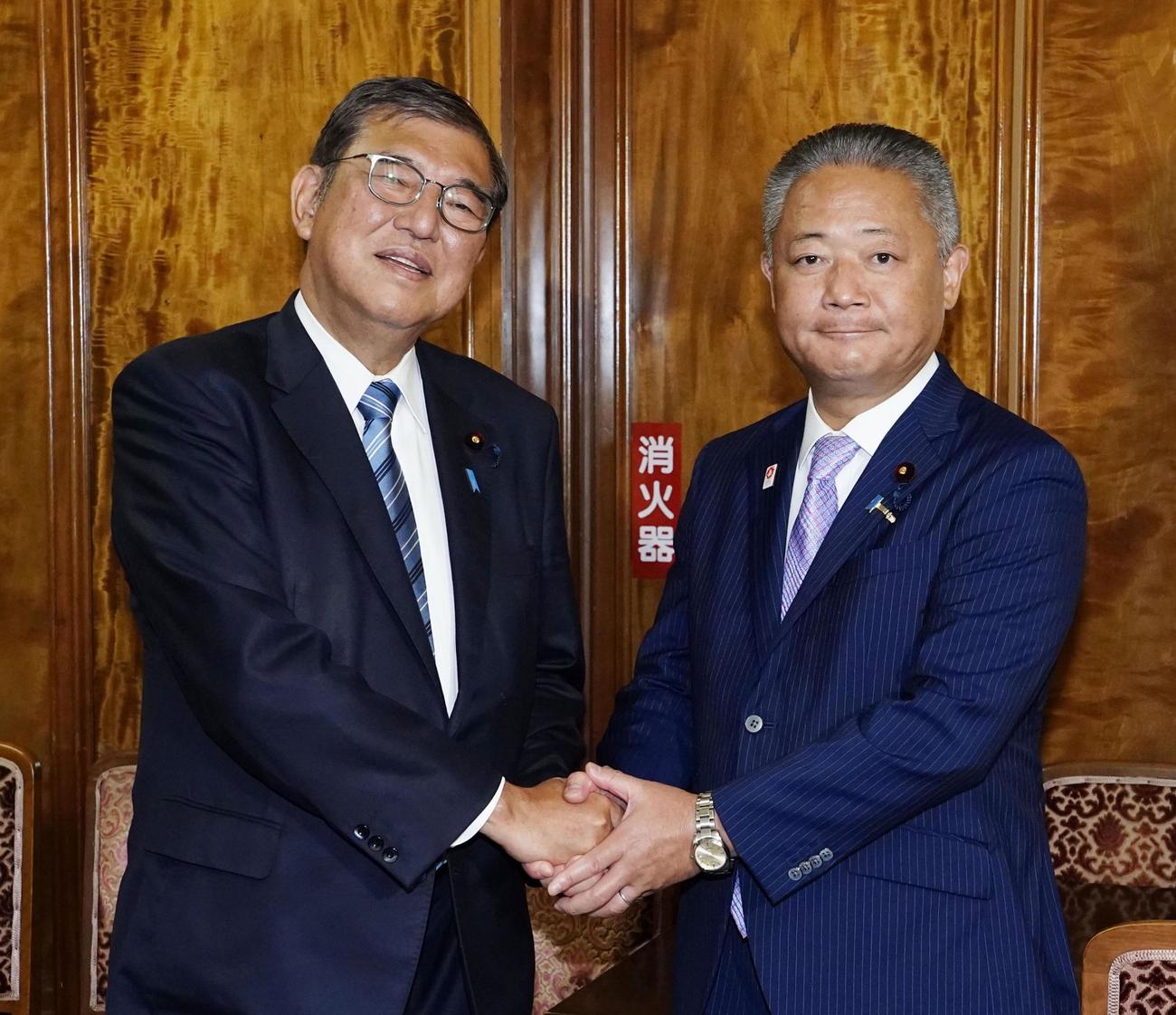 日本維新の会へのあいさつ回りで馬場伸幸代表（右）と握手する石破茂首相（共同）