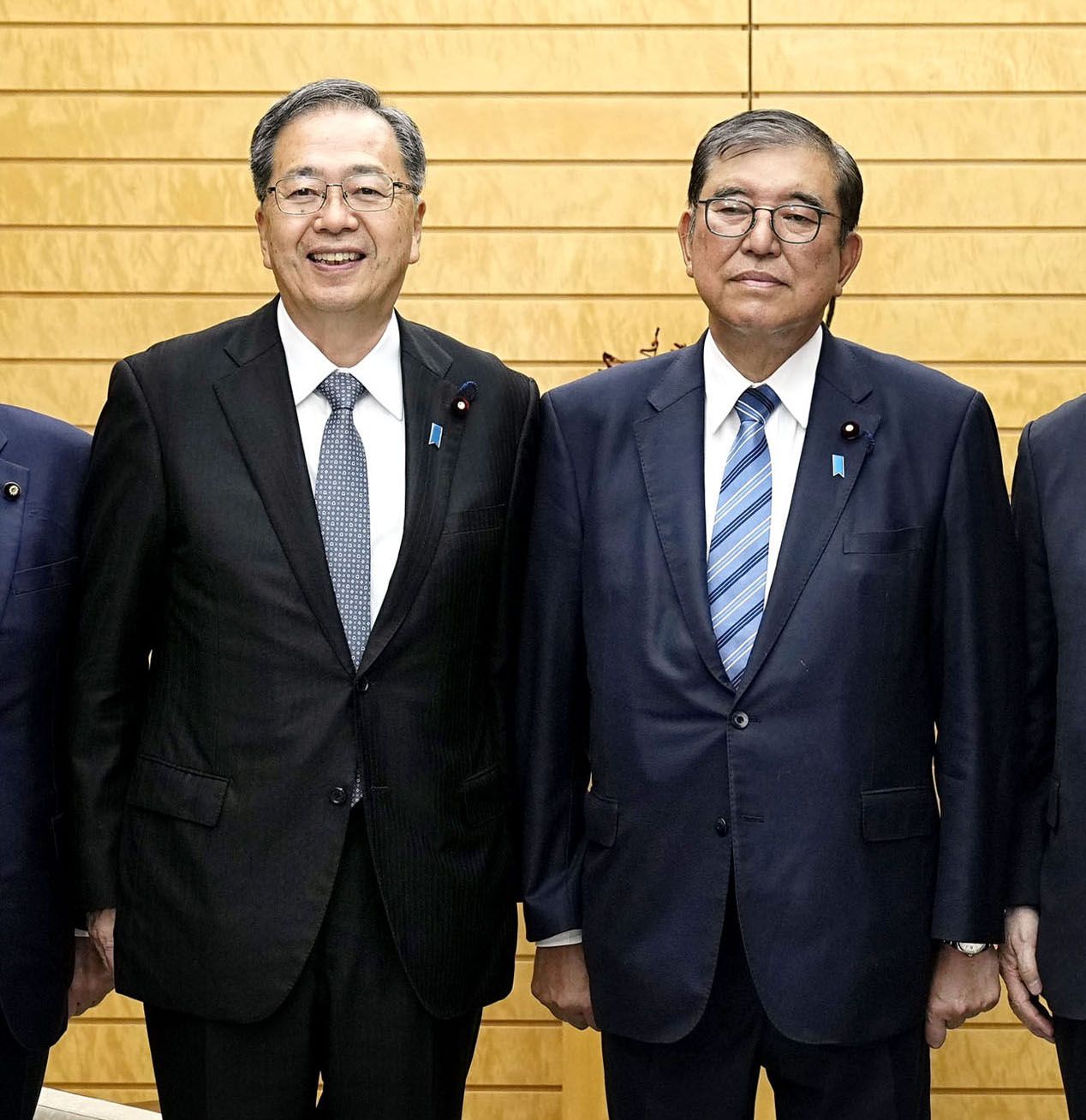 会談に臨む石破茂首相（右）と公明党の斉藤鉄夫代表（共同）