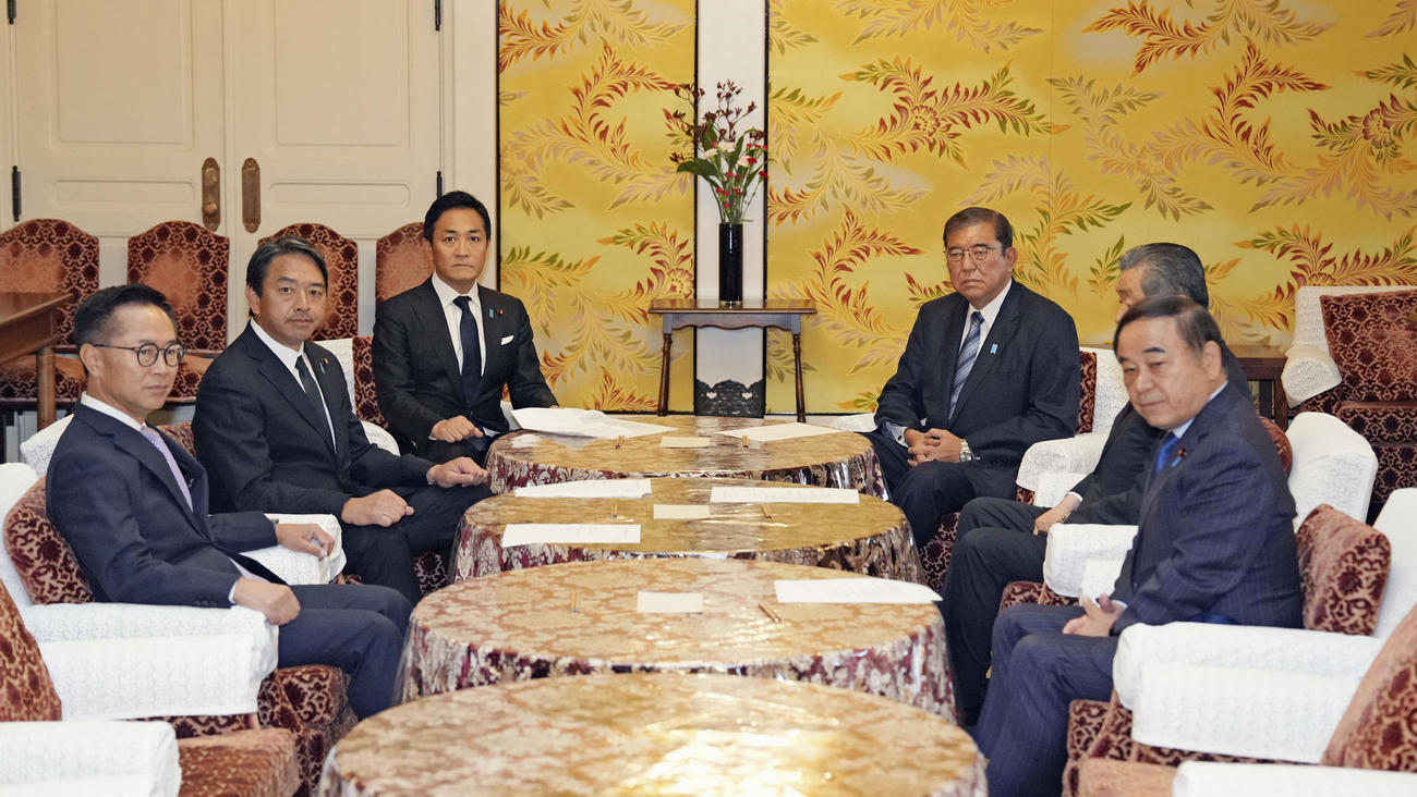 会談に臨む石破茂首相（奥右）と国民民主党の玉木雄一郎代表（同左）ら（共同）