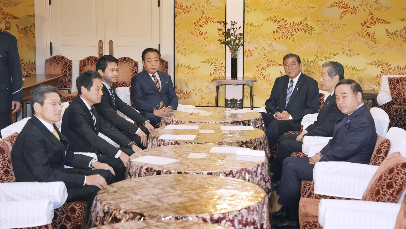 会談に臨む石破茂首相（奥右）と立憲民主党の野田佳彦代表（同左）ら（共同）