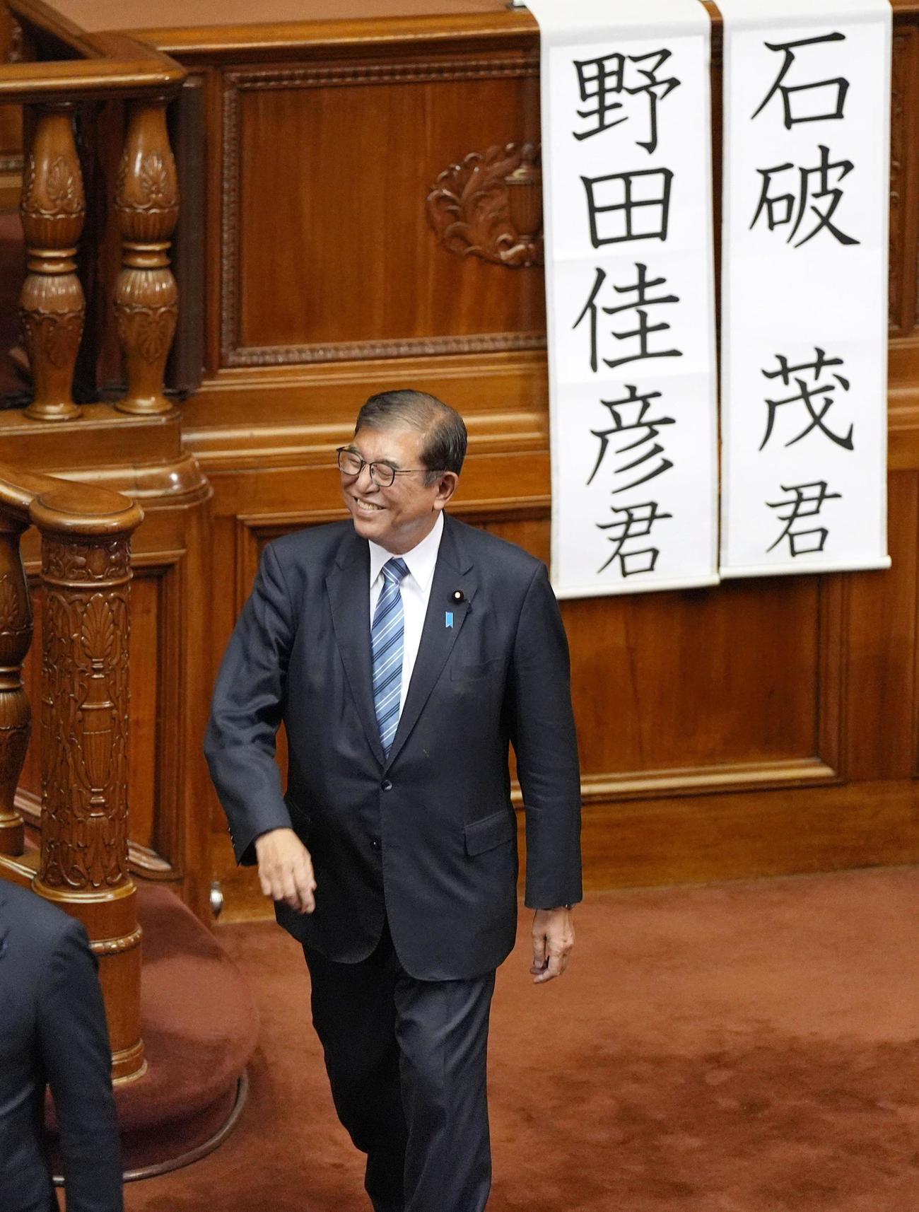 首相指名選挙の決選投票で、票を投じた後に笑顔を見せる自民党総裁の石破茂首相（共同）