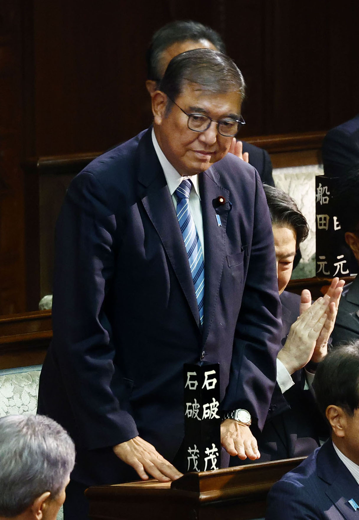 衆院本会議で第103代首相に指名され、起立する自民党の石破茂総裁（共同）