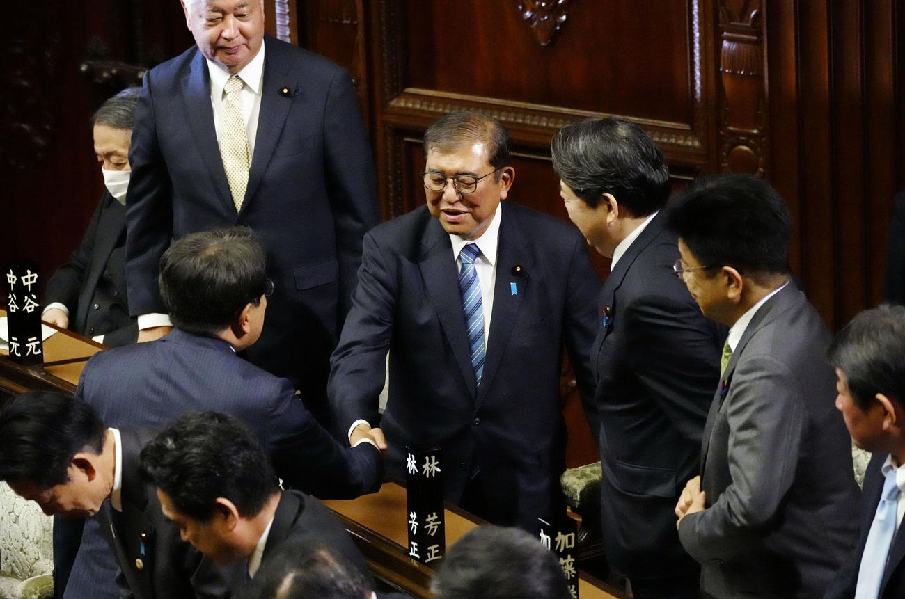 衆院本会議で第103代首相に指名され、握手を交わす自民党の石破茂総裁（共同）