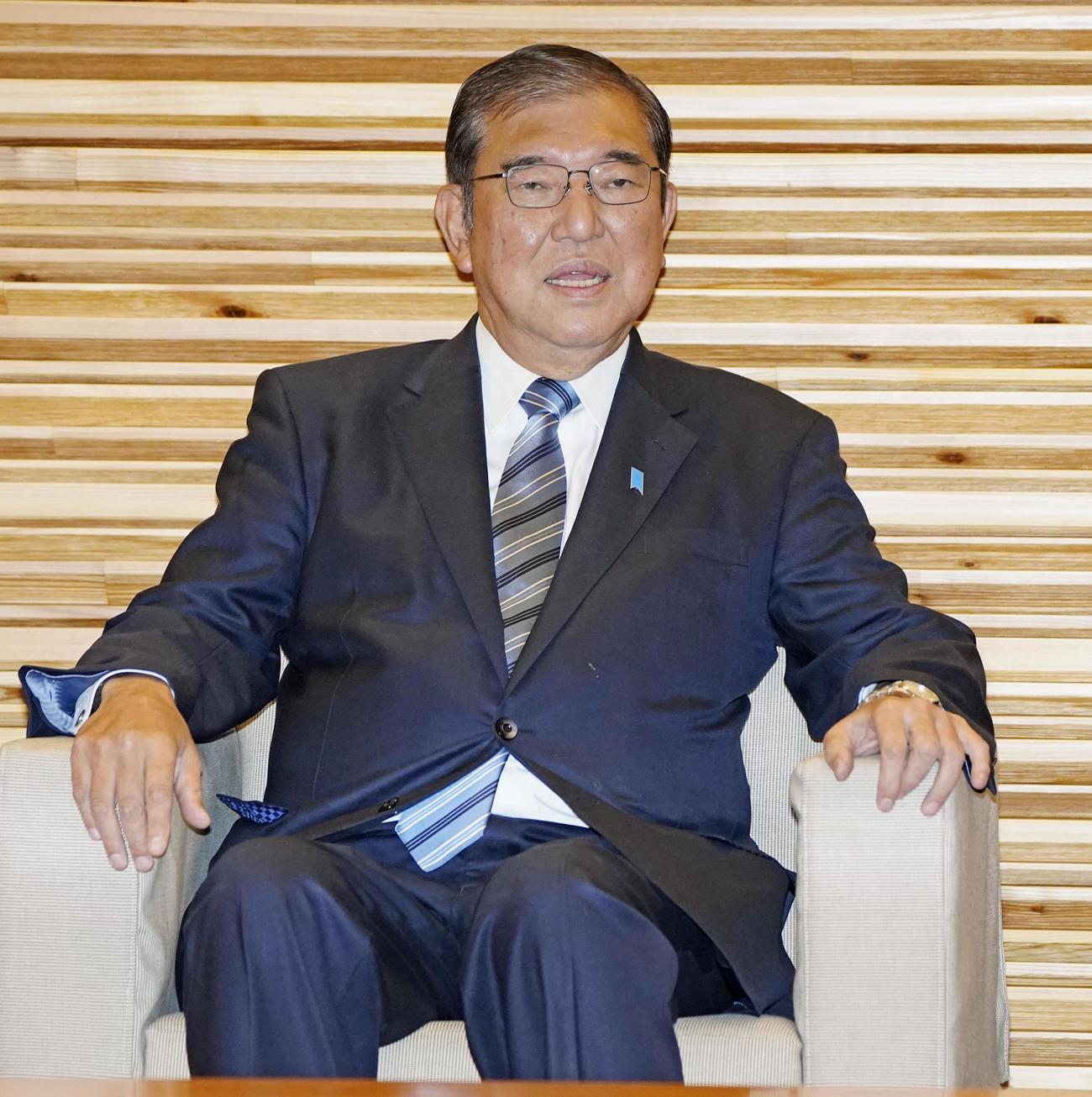辞表取りまとめの閣議に臨む石破茂首相（共同）