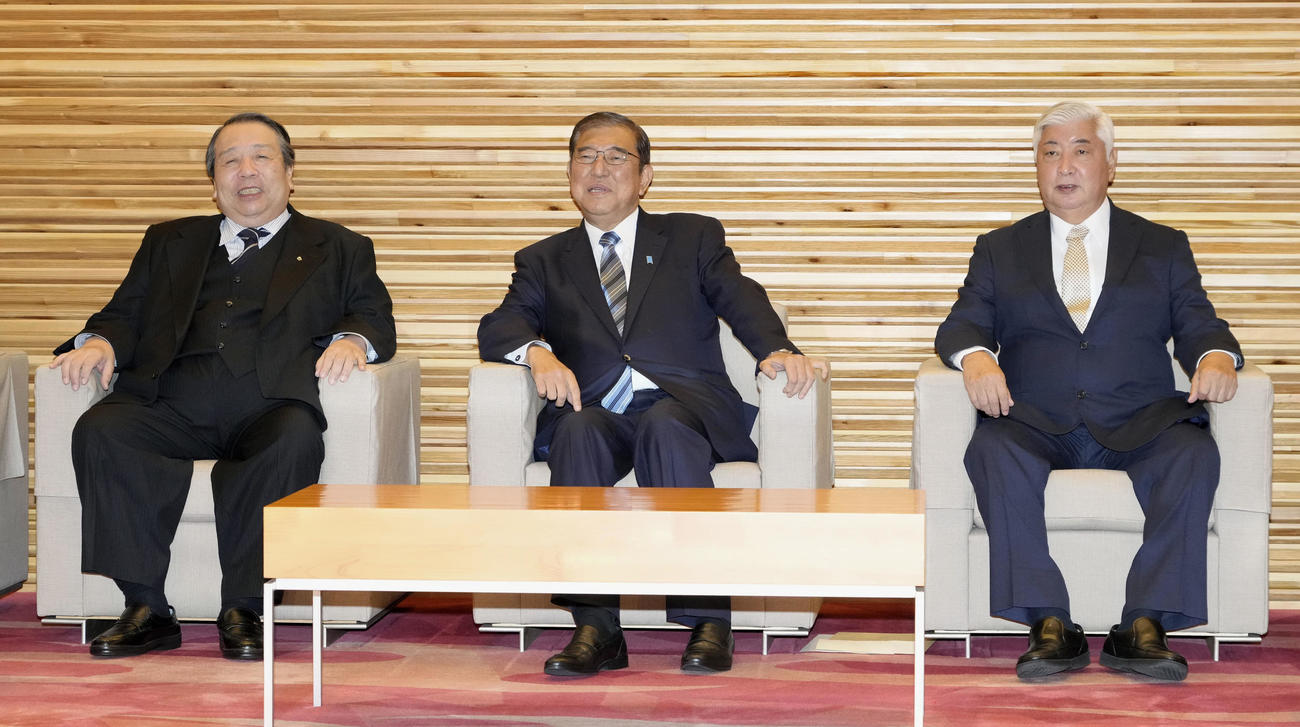 辞表取りまとめの閣議に臨む（左から）村上誠一郎総務相、石破茂首相、中谷元防衛相（共同）