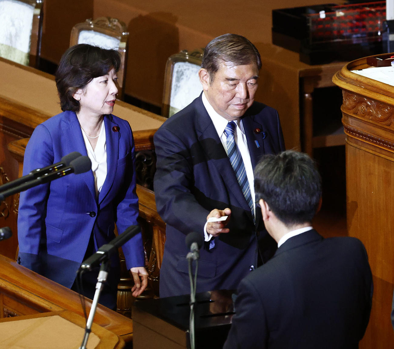 衆院本会議の首相指名選挙で投票する自民党総裁の石破茂首相（中央）（共同）