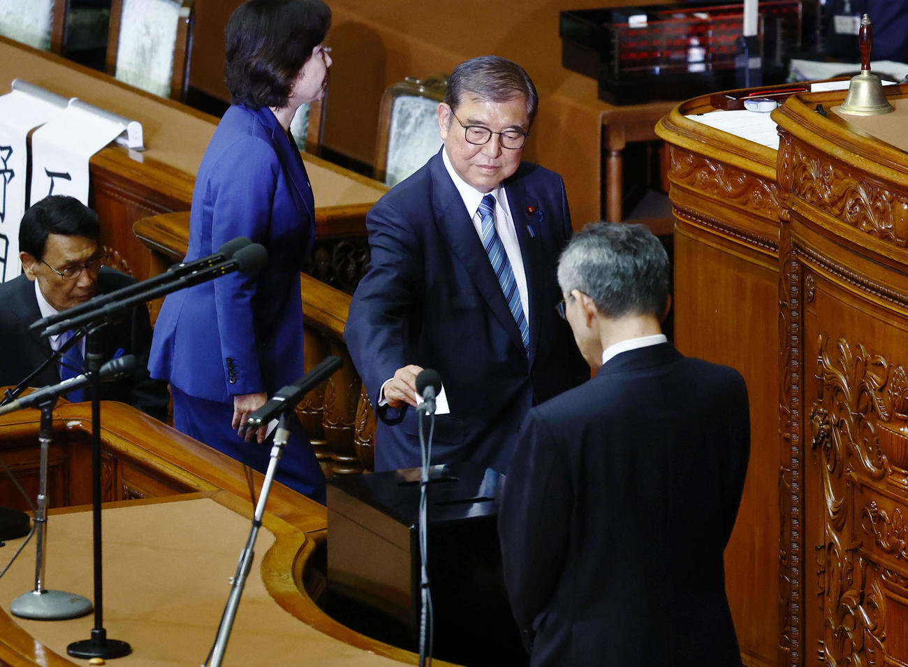 首相指名選挙の決選投票で、票を投じる自民党総裁の石破茂首相