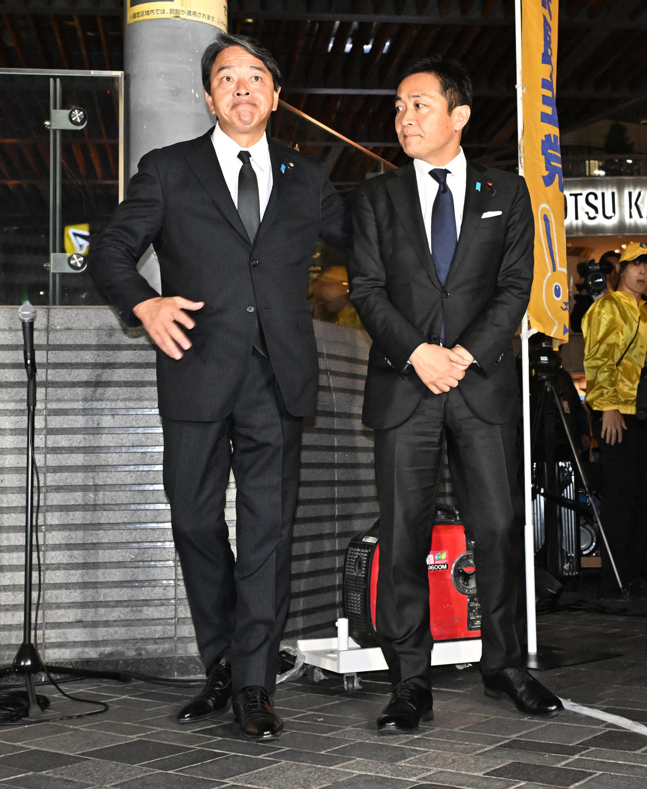 街頭演説に臨む国民民主党の玉木代表。左は榛葉幹事長（撮影・千葉一成）