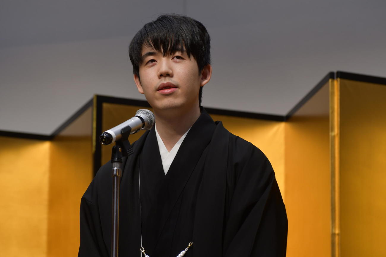 王位就位式で謝辞を述べる藤井聡太王位