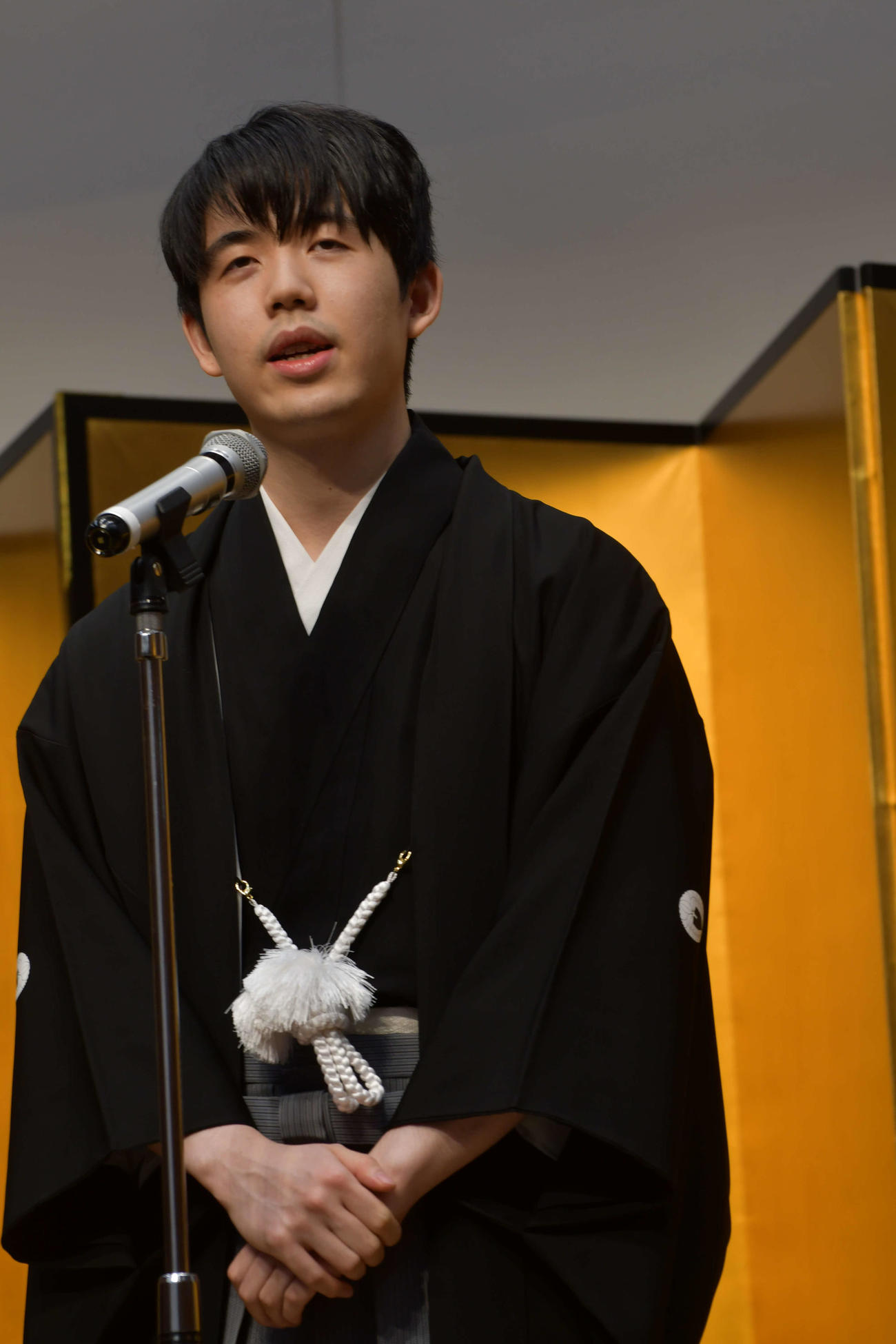 王位就位式で謝辞を述べる藤井聡太王位