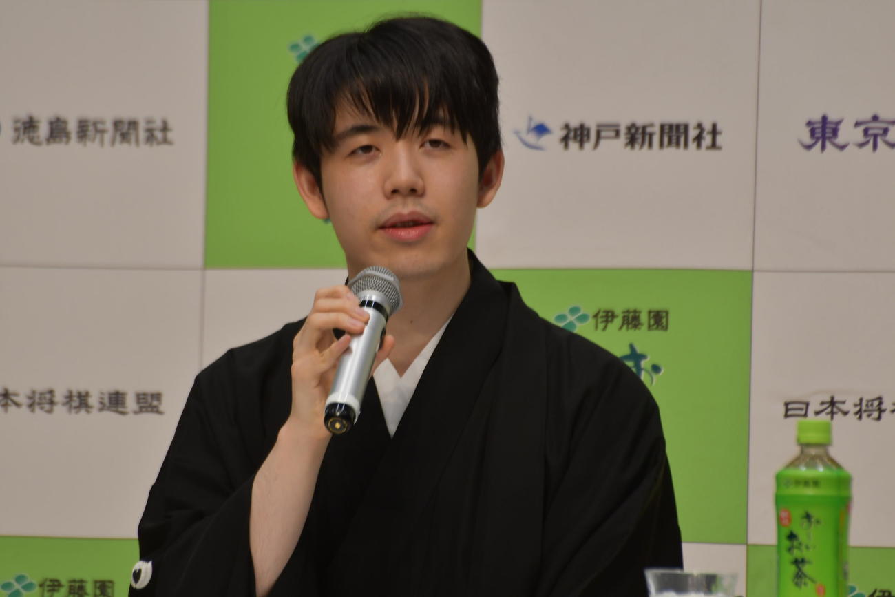 就位式を終えて会見に応じた藤井聡太王位