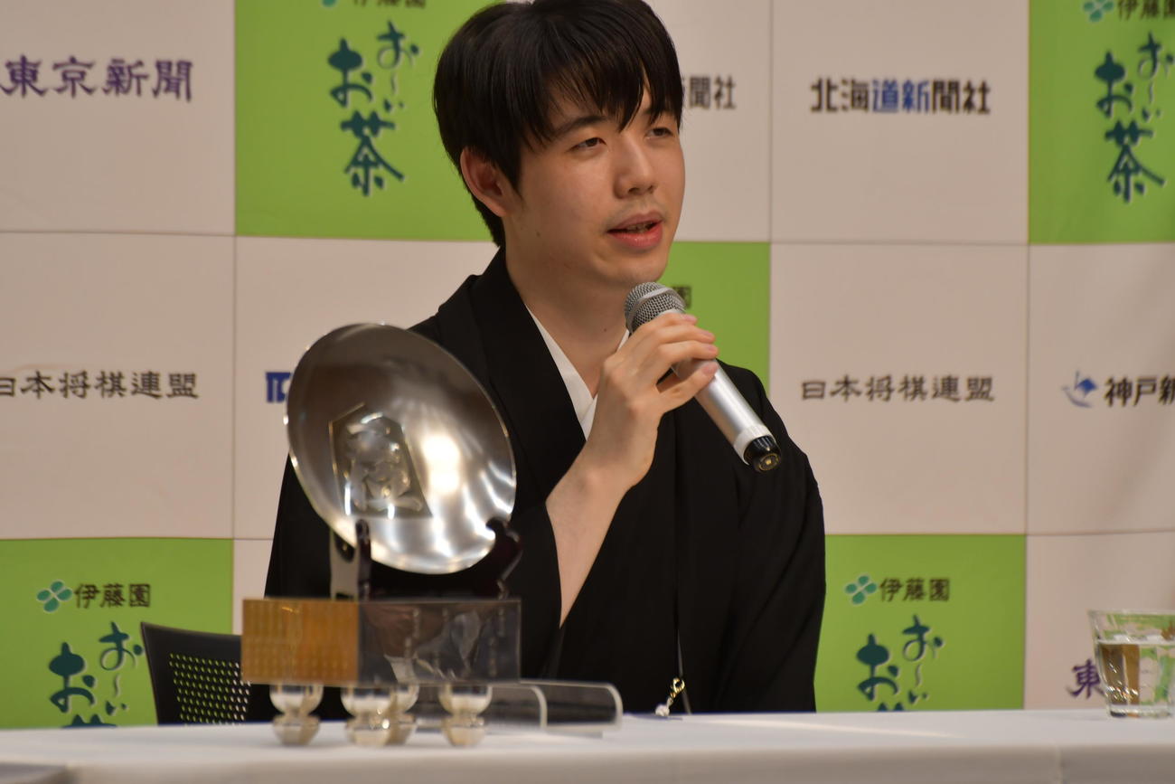 就位式を終えて会見に応じた藤井聡太王位