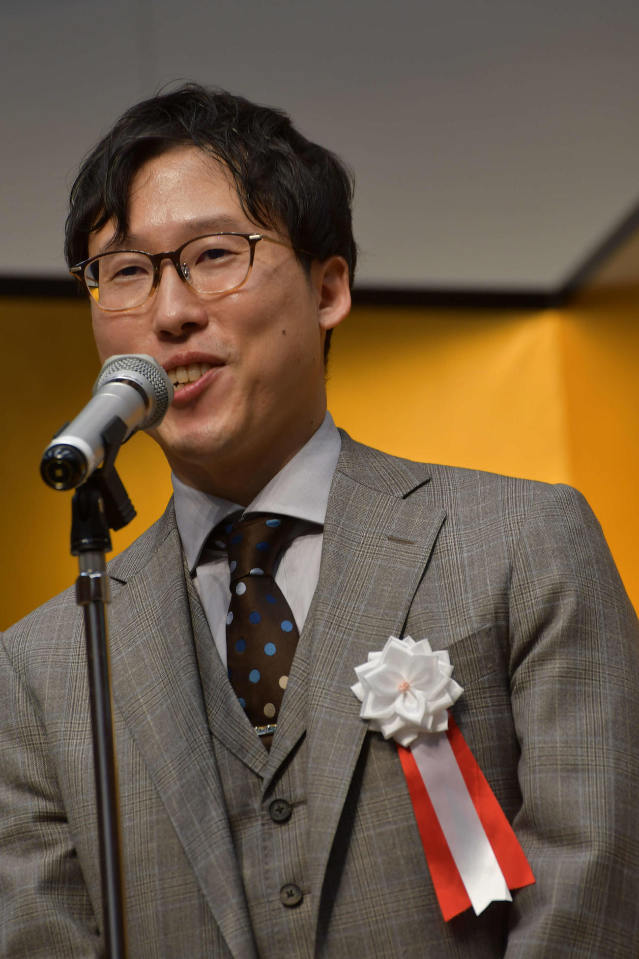 藤井聡太王位就位式で祝辞を述べる囲碁の井山裕太王座（碁聖・十段）