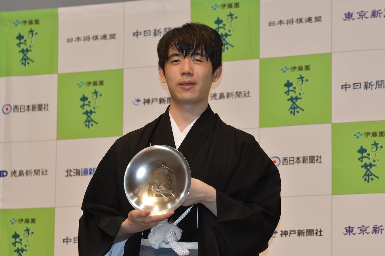 王位杯を手にする藤井聡太王位
