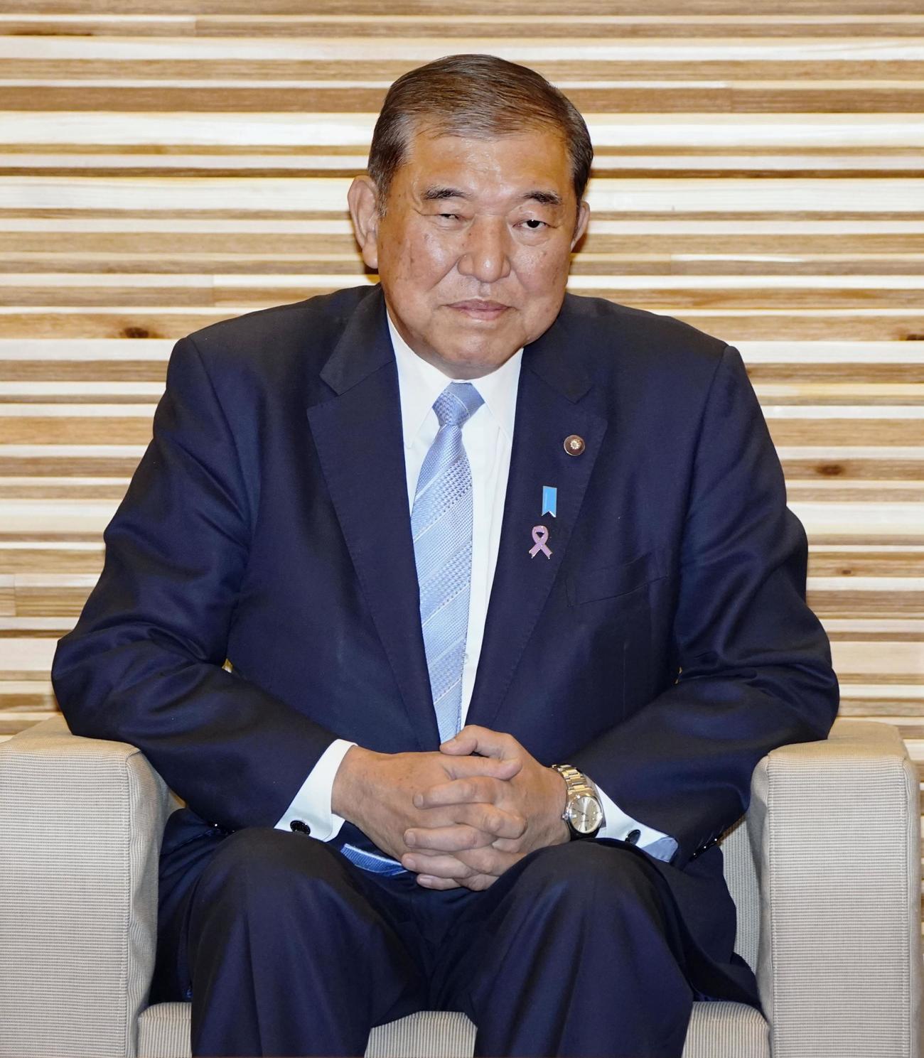 臨時閣議に臨む石破首相（共同）