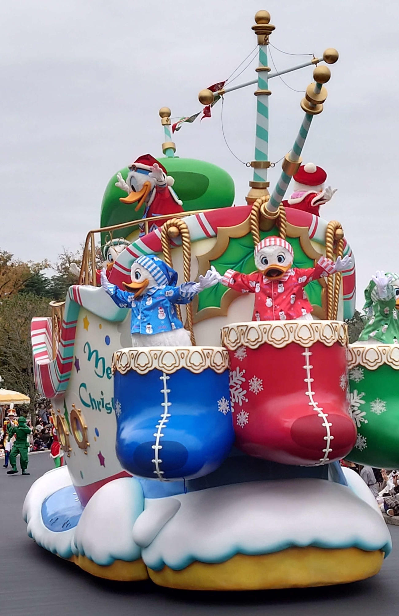TDLのクリスマスパレードドナルド・ダックがサンタクロースになりきってデイジーダックや3人のおいっこを喜ばせた（撮影・寺沢卓）