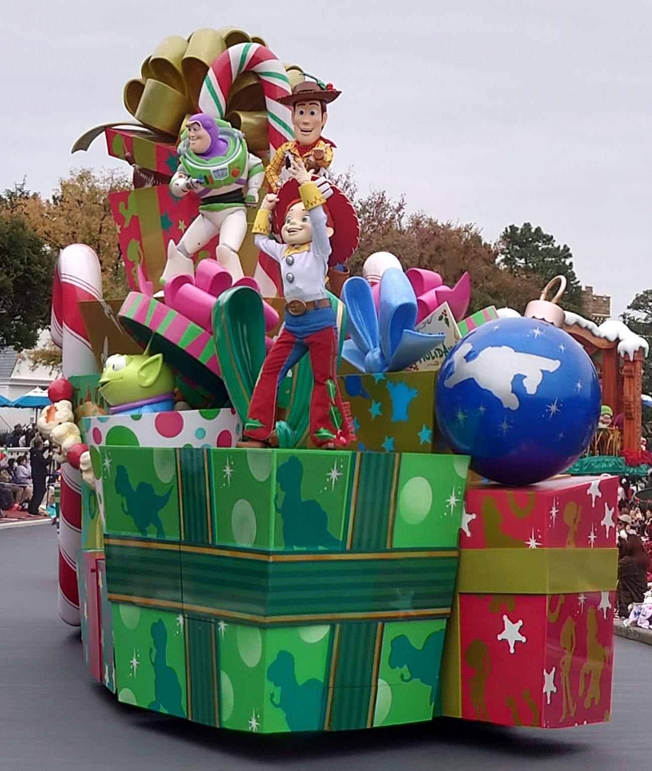 2台目にはトイストーリー。バズとウッディが言い争いながらも仲良くクリスマスを楽しんだ（撮影・寺沢卓）
