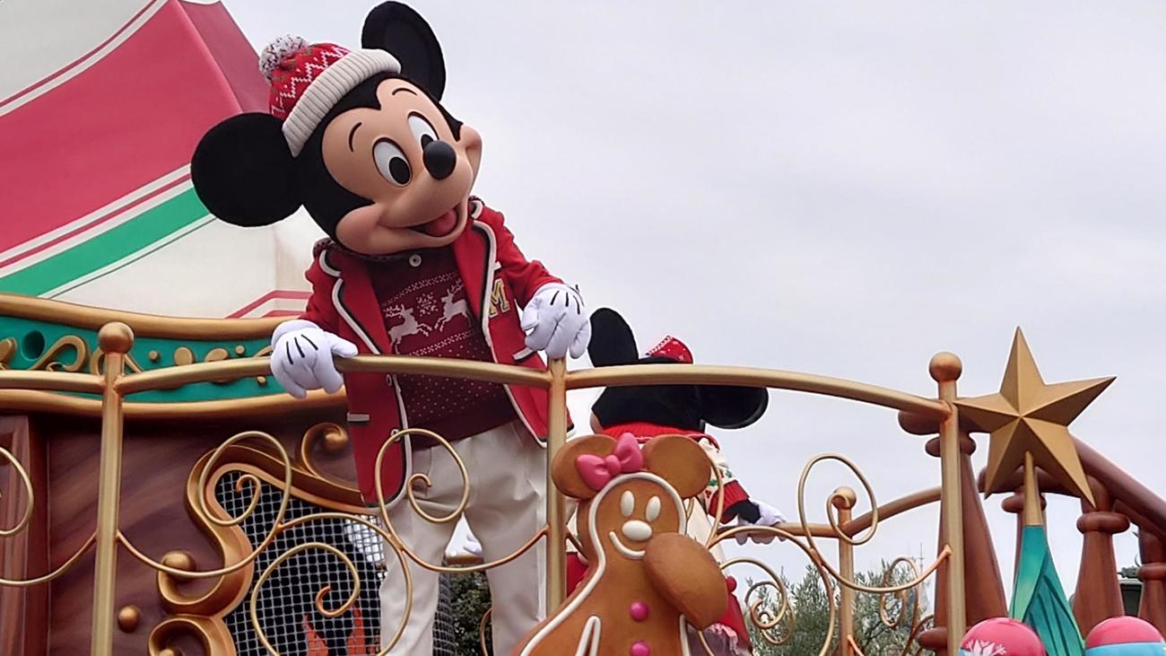 4台目のフロートでクリスマス帽子と赤いジャケットでオシャレしたミッキーマウス（撮影・寺沢卓）