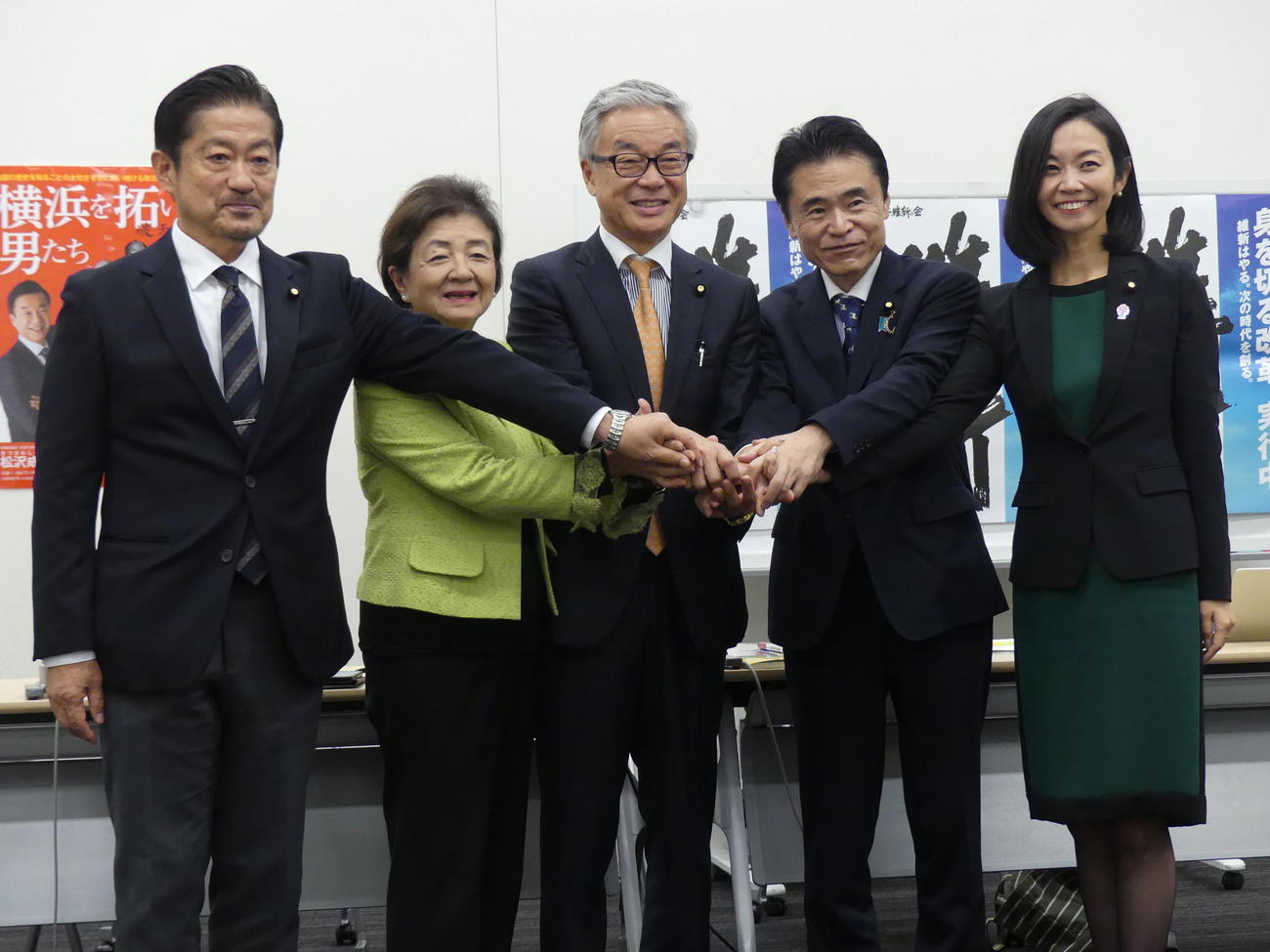 推薦人となった同僚議員とともに日本維新の会代表選への出馬を表明した松沢成文参院議員（中央）（撮影・中山知子）