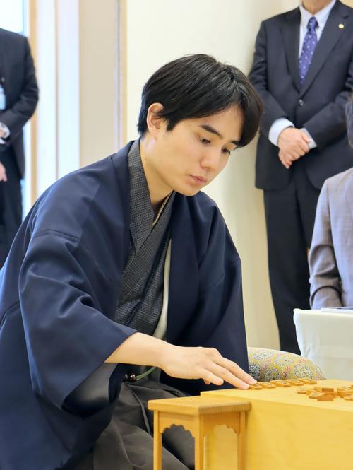竜王戦】攻める佐々木勇気八段、守る藤井聡太竜王 第4局茨木対局は